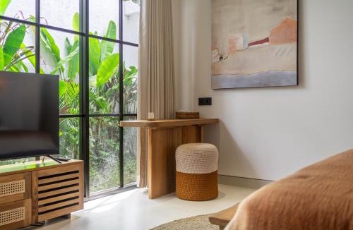 Petulu Villa | Bergamo by DH - Palm Tree Escape with Pool & Spacious Patio