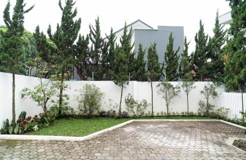 Astana Anyar Villa | Casuarina Villa - City Center American Classic Villa