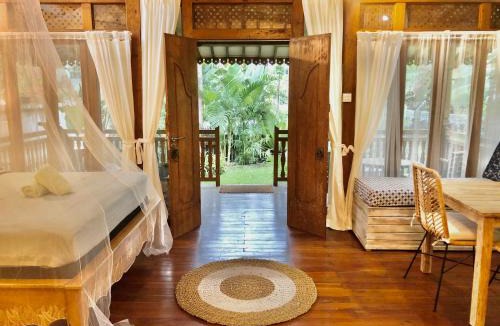 Lodtunduh Villa | Ubud Auroville bright wooden home with kitchen