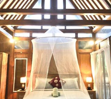 Lodtunduh Villa | Ubud Auroville bright wooden home with kitchen