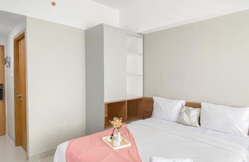 Duren Sawit Apartment | Modern Look Studio Apartment at Gateway Park LRT City Jatibening By Travelio