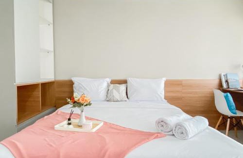 Duren Sawit Apartment | Modern Look Studio Apartment at Gateway Park LRT City Jatibening By Travelio