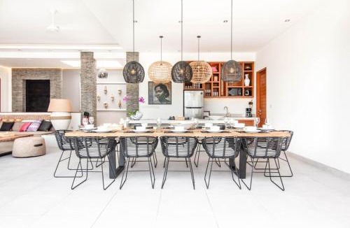 Berawa Villa | Luxurious 6 Br in Canggu 400m to Finns Beach