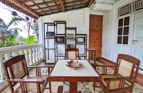Jambu Luwuk Hotel | Omah Trasan Pangrango by ABM