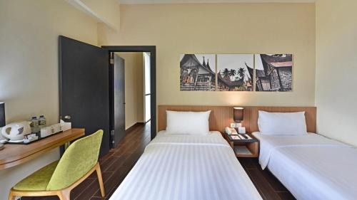 Padang Hotel | Whiz Prime Hotel Khatib Sulaiman Padang