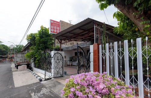 Suko Manunggal Hotel | RedDoorz at Osuko Residence Sukomanunggal Jaya