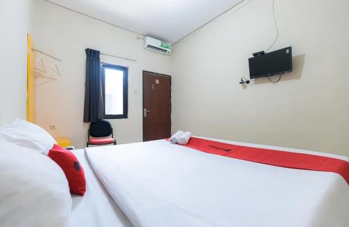 Suko Manunggal Hotel | RedDoorz at Osuko Residence Sukomanunggal Jaya