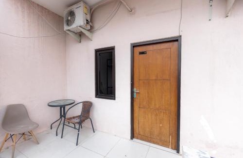 Suko Manunggal Hotel | RedDoorz at Osuko Residence Sukomanunggal Jaya