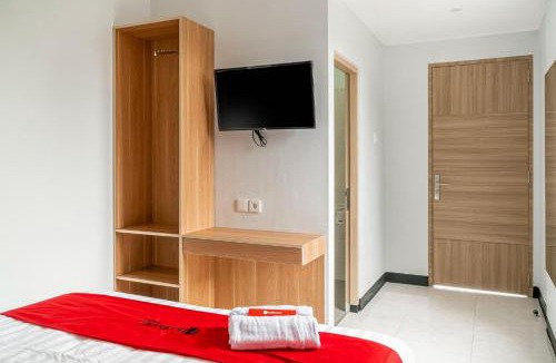 Jakarta Hotel | RedDoorz near Puri Indah Lippo Mall 2