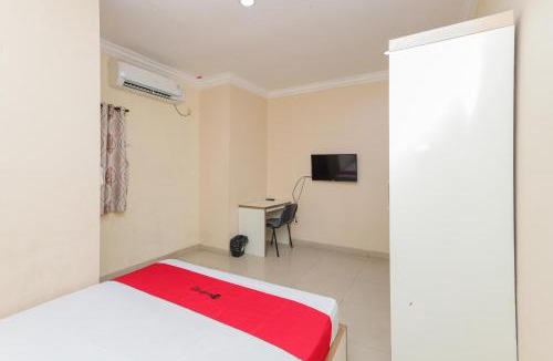 Jakarta Hotel | RedDoorz Syariah near Stasiun Karet
