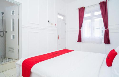 Ponorogo Hotel | RedDoorz Syariah at Aura Homestay