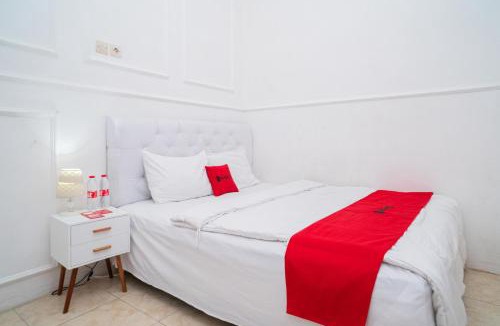 Ponorogo Hotel | RedDoorz Syariah at Aura Homestay