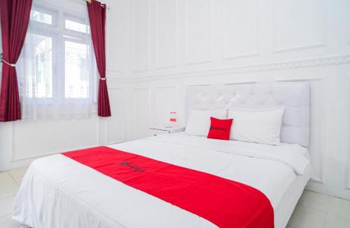 Ponorogo Hotel | RedDoorz Syariah at Aura Homestay