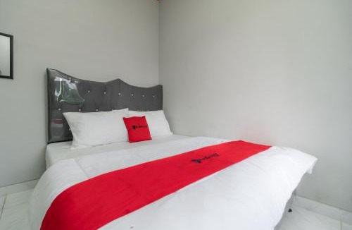 Sentul City Bed & Breakfast | RedDoorz Plus near Jungeland Sentul