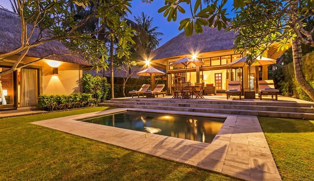 4BR Villa Sasoon 100 mt to Beach in Manggis