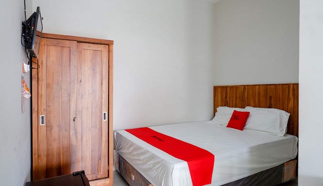 RedDoorz Plus Syariah near Stasiun Tegal 2