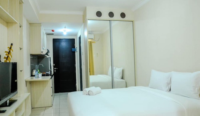 Simply Studio Room at Grand Serpong Apartment By Travelio