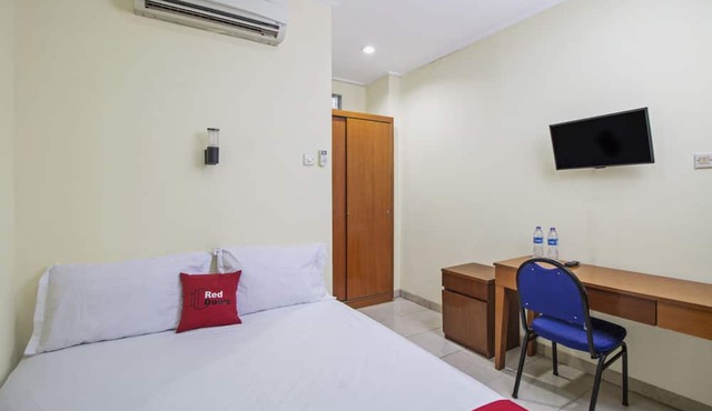 RedDoorz Plus near Ciputra World Kuningan 2