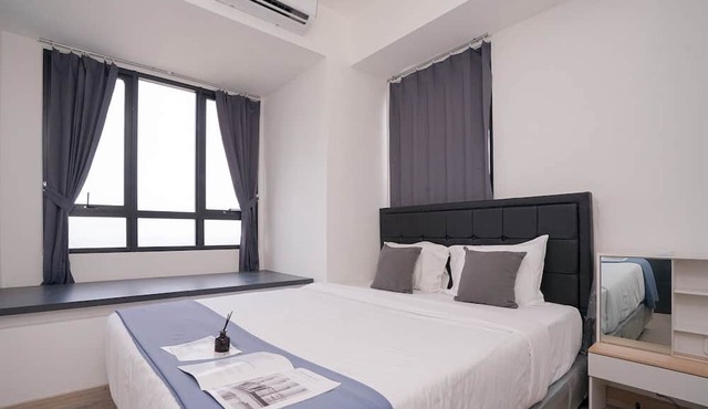 Good and Cozy 2BR at Collins Boulevard Apartment