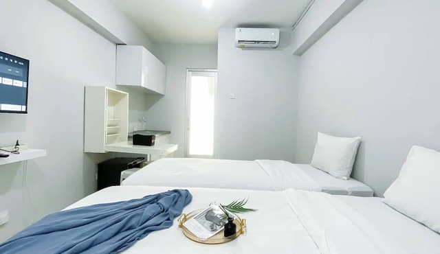 Stunning and Comfy Studio at Green Bay Pluit Apartment