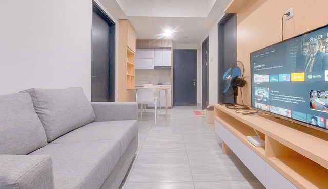 Homey And Good Place 2Br At Collins Boulevard Apartment