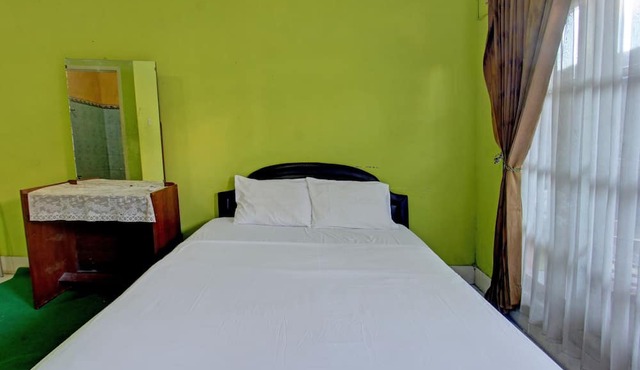 Hotel O Dienda Hayu Near Alun Alun Tastura in Praya