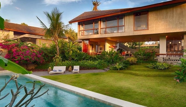 3BR VILLA BEACH WALKING DISTANCES EAST COAST BALI in Saba
