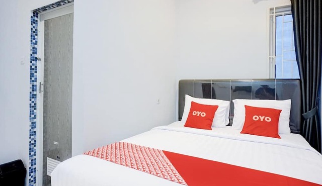 Cozy Double Escape W/Free WiFi and Parking in Medan