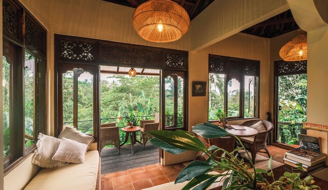 Mountain retreat perfect for couples. Beautiful natural views!