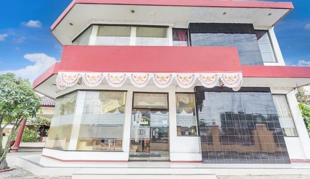 Luxury Deluxe DBL Retreat W/Free WiFi and Parking in Pekalongan