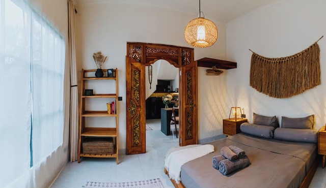 Cozy, Smart, Renovated Flat to Western Standard right in quiet Penestanan