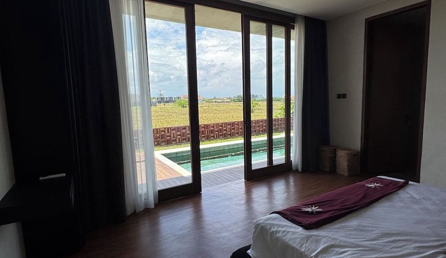 Designer villa near rice fields. Super quiet, stylish with pool and rooftop view in Bali