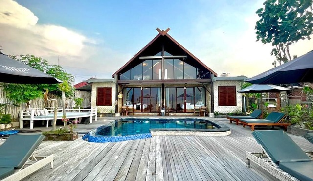 Kul de sak Beach front villa & Bar in Nusapenida