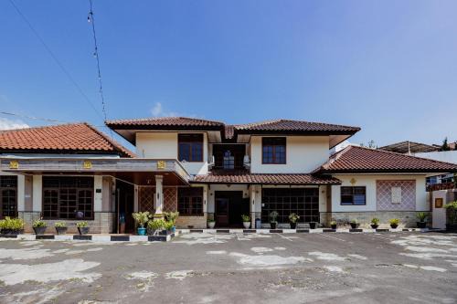 RedDoorz Plus at Hotel Griya Sakinah Cisarua Puncak in Kopo 2