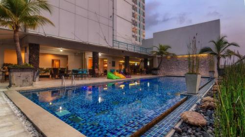The Square - Studio 2in1 for 2 - Apartemen Service - Netflix & WiFi - Near Kampus Petra
