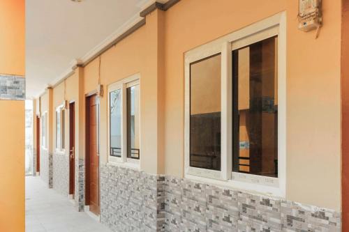 RedDoorz Plus near Palembang Square Mall in Palembang