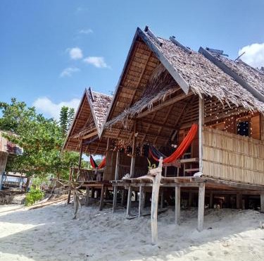 Ingkri Homestay Sauwandarek in Poelau Mansoear