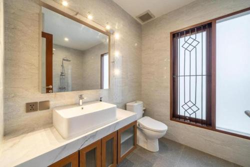 Modern 5BR Luxury Villa with Pool & Rooftop - 100m from Sanur Beach in Denpasar