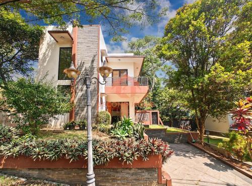 Large 3BR Bale Dago Townhouse Best View in Bandung