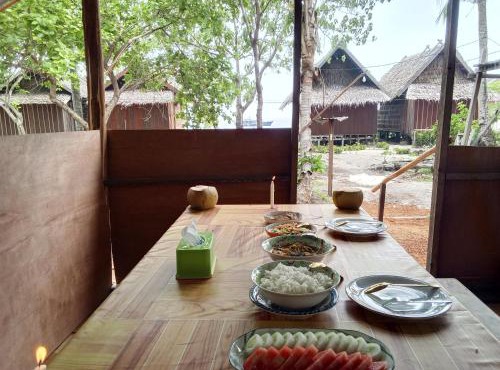Ingkri Homestay Sauwandarek in Poelau Mansoear