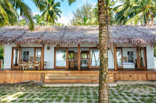 Villa RORO Mentawai - Oceanfront Tropical Escape in Katiet