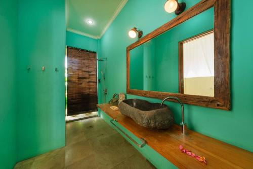Private Deluxe Villa 20 m Infinitypool Ocean Front in Gili Selang