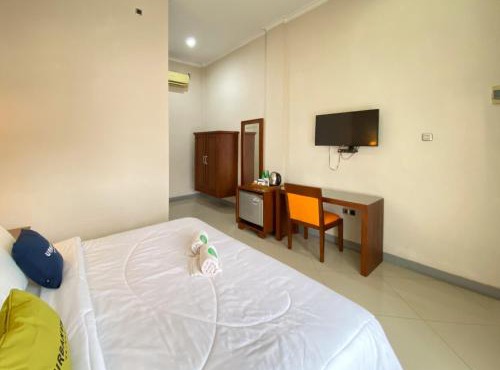 Urbanview Hotel Ratna Syariah in Sukobumi