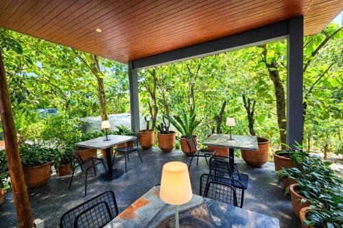 Guru Giri Forest 2BR Pool Access with Breakfast