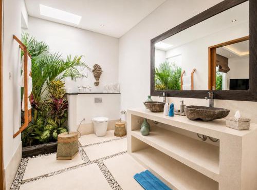 Luxury 5BR Villa, Steps to Beach, Designer Chic in Seminyak