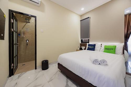 Urbanview Hotel Syariah Viero Condet in Jakarta