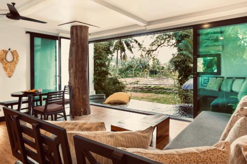 Luxury Treehouse, Stunning View, Great Location!