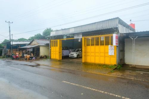 RedDoorz near Alun Alun Jepara in Kesembu