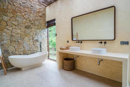 Villa Kali Maa Stylish 3BR 5 Min Walk to Beach in Selong Belanak