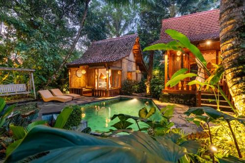 Giri Kusuma - A Sacred Spring Pool Retreats in Payangan
